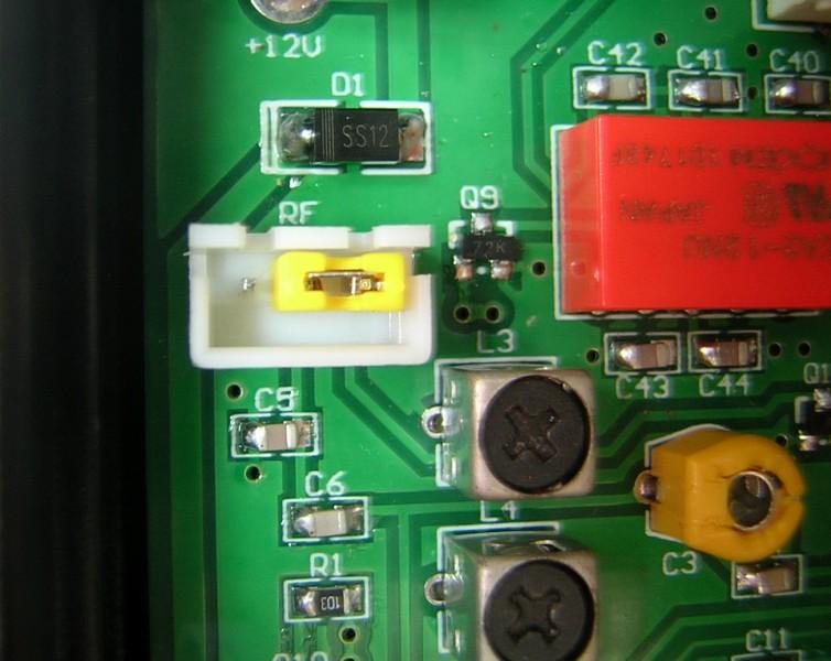 Plug in the pin header jumper to the RF socket like above (on -pin right side).
