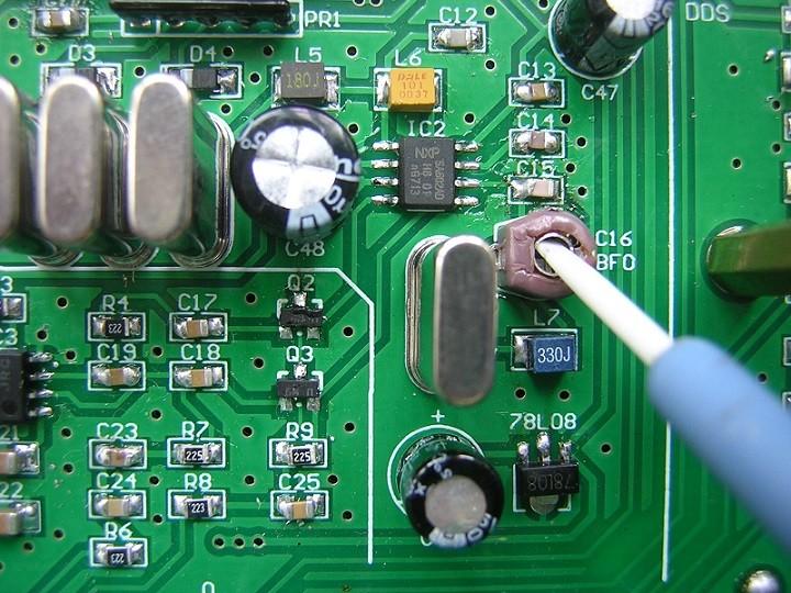 Adjust the trimmer capacitor C6 to make the received CW signal pitch at around the default side tone 600Hz (If you have chosen 500 or 700 Hz side tone, you need to