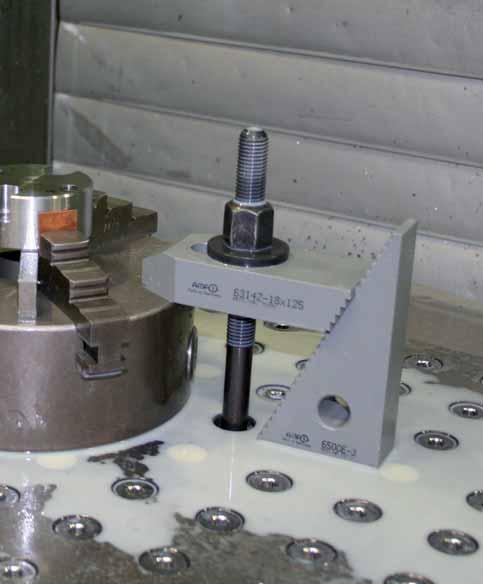 CLAMPING WITH SINGLE CLAMPS OR WITH COMPACT CLAMPING UNITS > Material: Tempering steel to DIN regulations. > Machining: Plane-parallel base- and clamping faces ensure safe force transmission.
