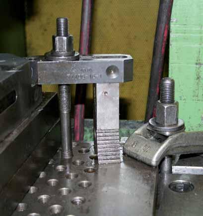 Where high clamping forces or flexible adaption to shapes and sizes of workpieces are demanded, we offer our single clamps or clamping combinations by using our adjustable clamps.
