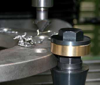 - The mandrel is fixed on the slotted table by operating the SW 27 mm pre-tensioning nut. - Clamping is by means of the SW 27 mm screw of tempered steel.