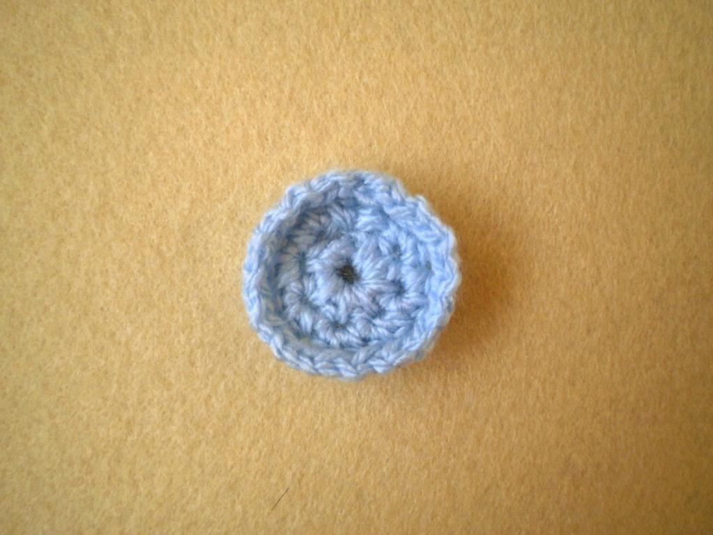 First Wheel Work 4ch and join with a ss to make a ring. Round 1: 2ch, 7 htr into ring, join with ss to top of 2ch (8 sts).