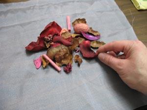 To create a sachet for potpourri, cut a piece of organza to 14 x 14