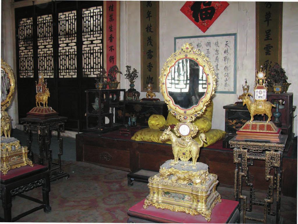 14 Timepieces Displayed in the Hall of Refreshing Mists and Ripples of the Summer Resort of Chengde With soaring numbers of timepieces during the Qianlong reign, their presence in palaces and gardens