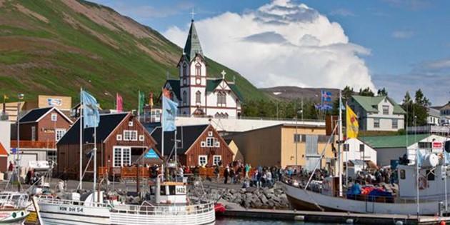 DAY 8 The whale capital of Iceland Location: Húsavík Húsavík is recognised as one of the best whale watching locations in the world, due to the island s thriving bay ecosystem.