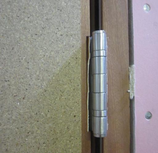 08 Hinges have worn, allowing the door leaf to drop, resulting in incorrect gaps and / or problems with the doorset operation.