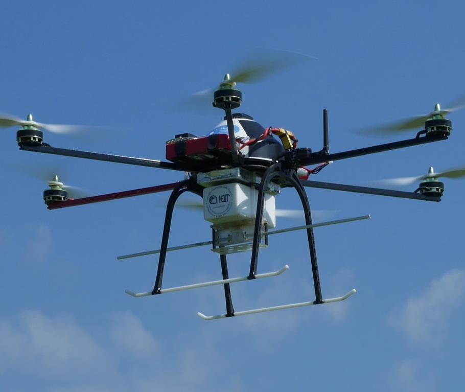Flying Far-field Test Source A micro hexacopter is used as far-field RF source flying over the AUT RF transmitter UAV equipped with a continuous-wave RF transmitter and a dipole antenna The received