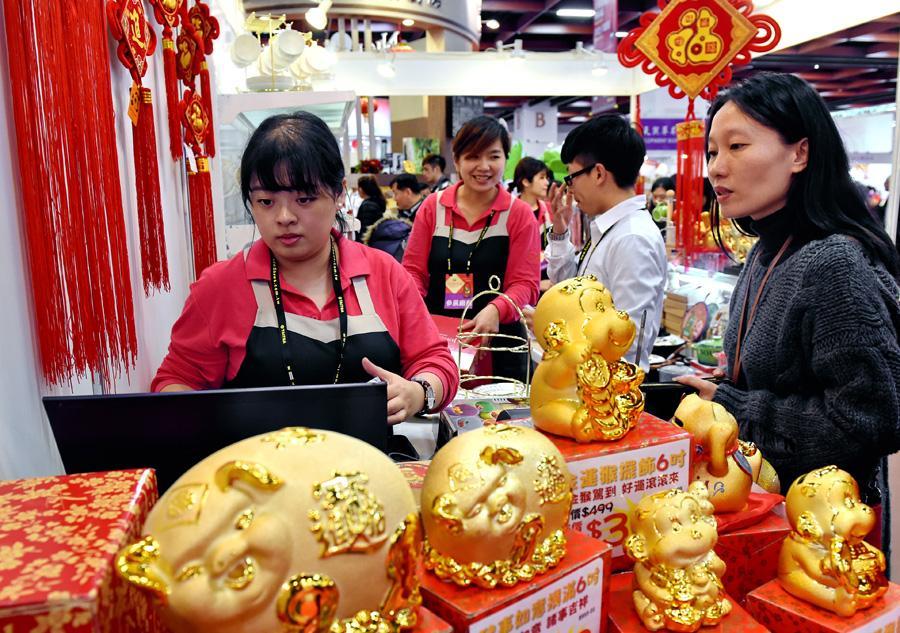 People purchase ornaments at a bazaar in Taipei, southeast China's Taiwan, Jan.