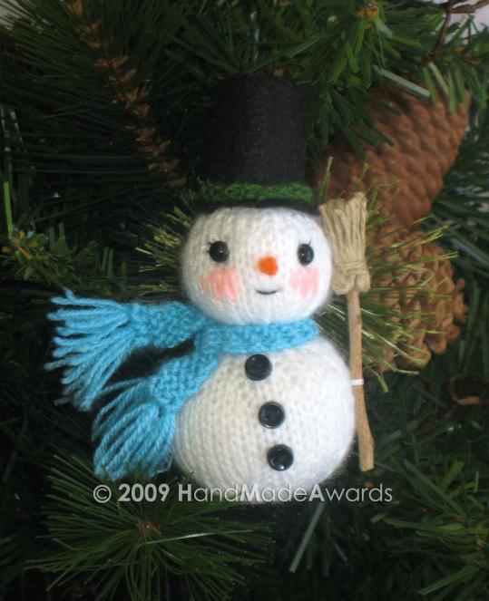 SNOWMAN HEAD Knit with white color wool yarn and -Cast on 5 -*Inc1*/Repeat in all the stitches = 10 =20 -*1 st/inc 1*/Repeat till finish row = 30-7 rows.