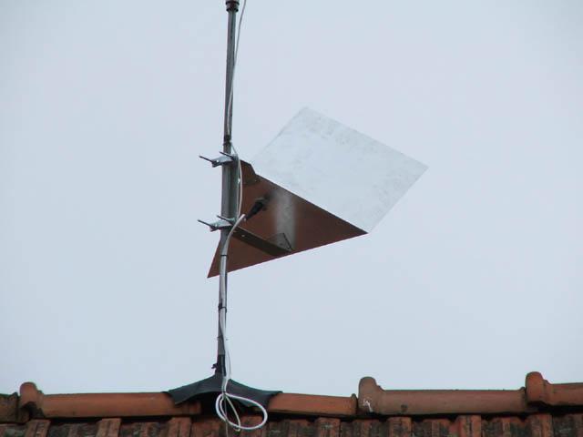 The unusual thing while using this antenna was its aiming. There s a habit in thinking that antennas radiate along one of its geometric dimensions or perpendicularly to reflector surface.