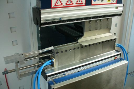 The second solution is based on an external fibre-coupled solid state laser, connected to the lower tools, where the laser light is projected on the bending line.