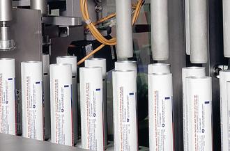 Controlling packaging processes SICK contrast sensors adapt effortlessly to the variable environmental conditions of automated processing in horizontal and vertical packaging machines.