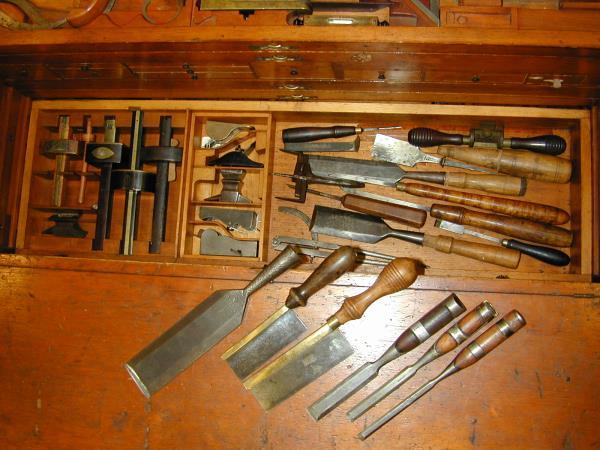 Till 5 contains 2 small saws, a Stanley #57 spoke shave, 11 chisels (2 for turning, 3 perfect handle style are German), a cutter for a large router (?