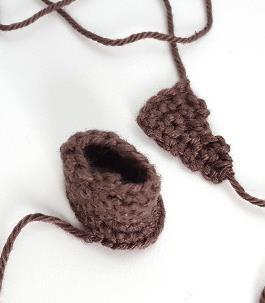 SHOES: Take the 2.0-2.5 mm sized brown yarn that you used for the jacket. The shoes are made up of two parts that are then sewed together: (i) the sole ch 5 1.