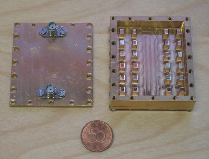 Since any small gap can allow a certain amount of energy to leak from the resonator, another prototype was manufactured adding three rows of pins at both ends of the groove, in the same way as for