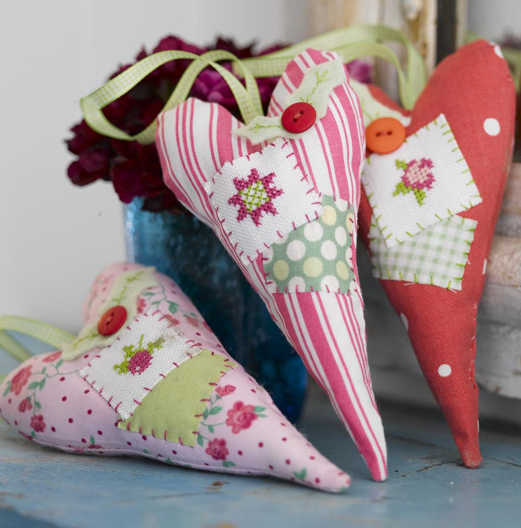 Festive Hearts With their contemporary look these gorgeous fabric hearts make stylish Christmas decorations.