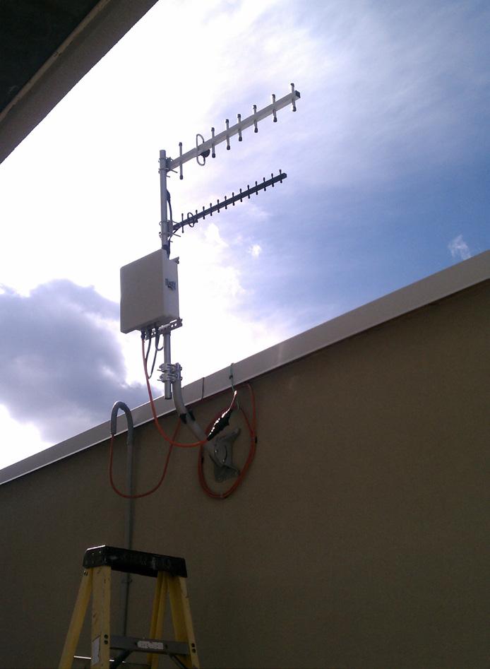 cellular provider signals throughout a building Requires minimum -70 dbm cellular service provider signal at the external antenna location 4 RU form factor Specifications: 80 db average gain for all