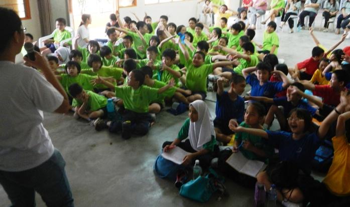 A group of students from another school, SJK(C) Tar Thong also joined the