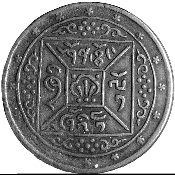the eight separate ﬂeurets with Tibetan script lies between the 4th and 5th circle (diam. 20.0 mm). A high arc with a bead connects the eight ﬂeurets.