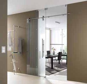 The unobtrusive installation elements as well as the high quality metal sets and glass surfaces transform the glassed-in area into a stylish object, equally so in the case of