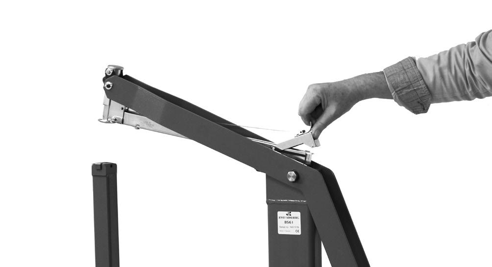Pull the pusher back and lift up the pusher and the breech. Fig. 4 Insert staple strips from the rear.