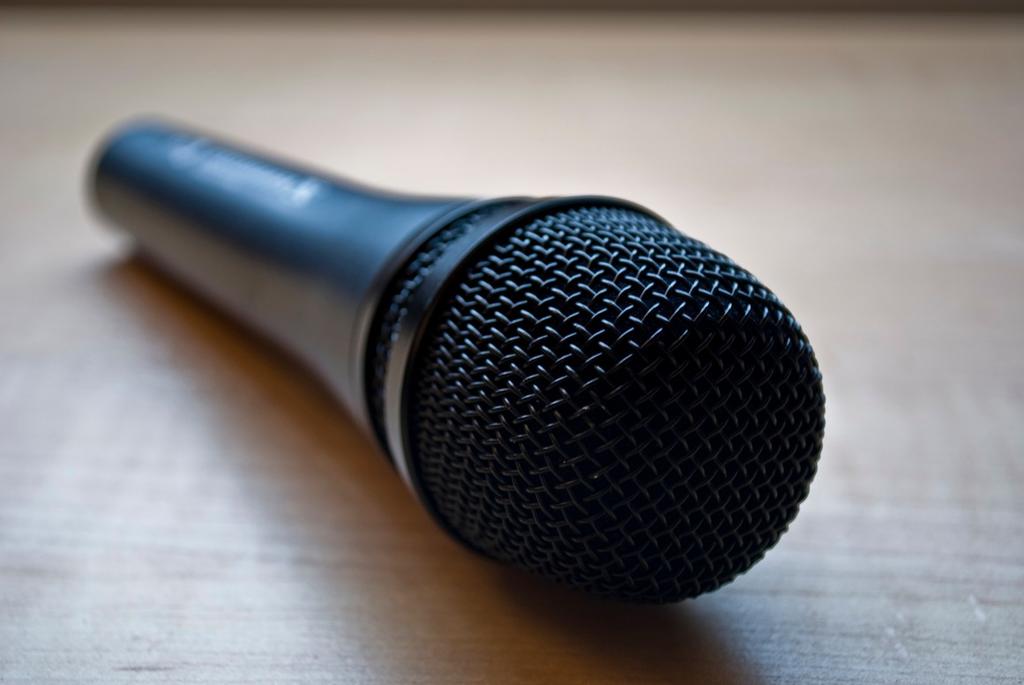 Dynamic Microphone q Does not require an outside power source.