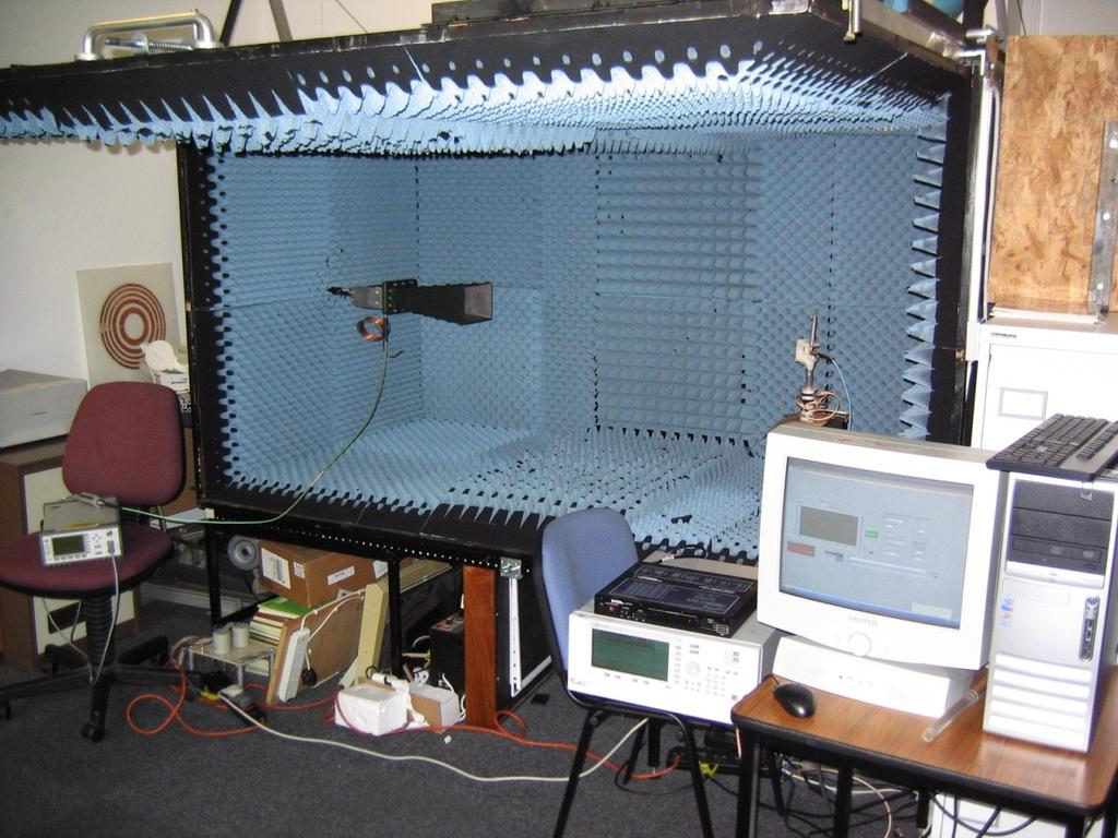 Anechoic Chamber Power Meter Horn Antenna Monopole PC with LabVIEW Motor Control Microwave Source Figure 4-5 Photograph of the measurement