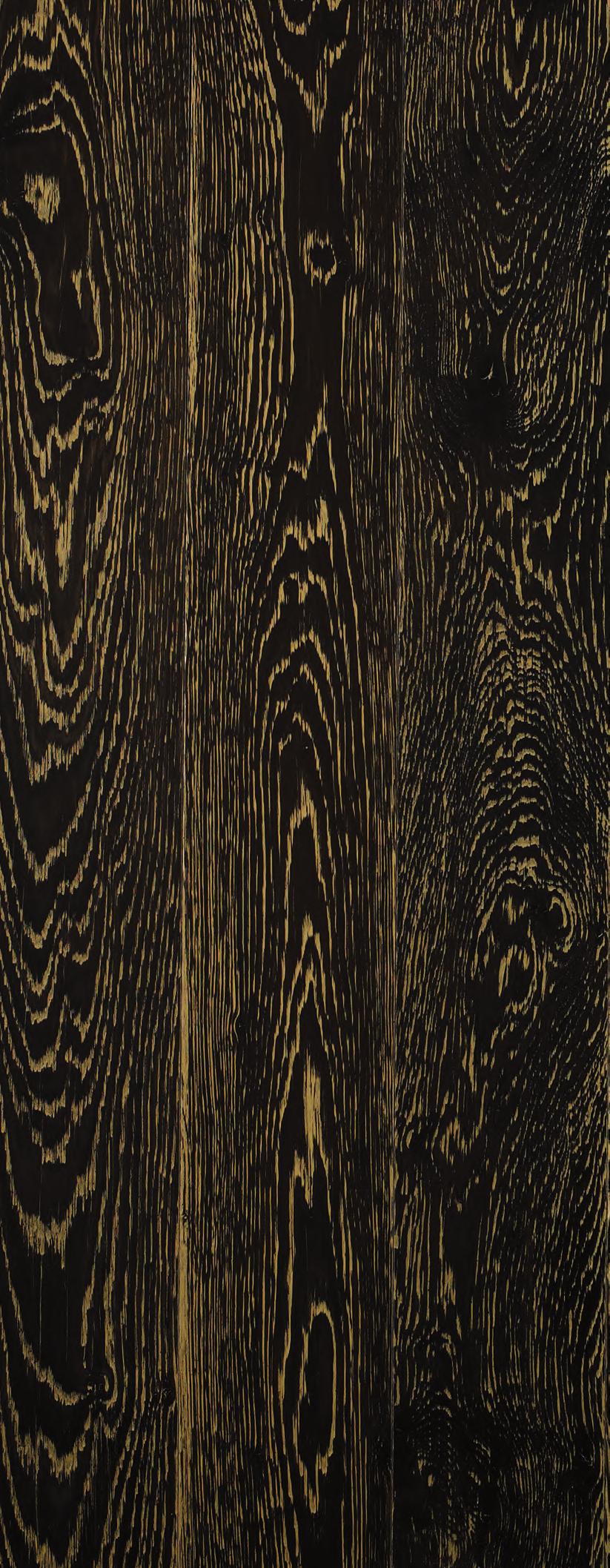 colours within the grain of the wood. Lighter tones can be seen along the line of the grain and in the sapwood.