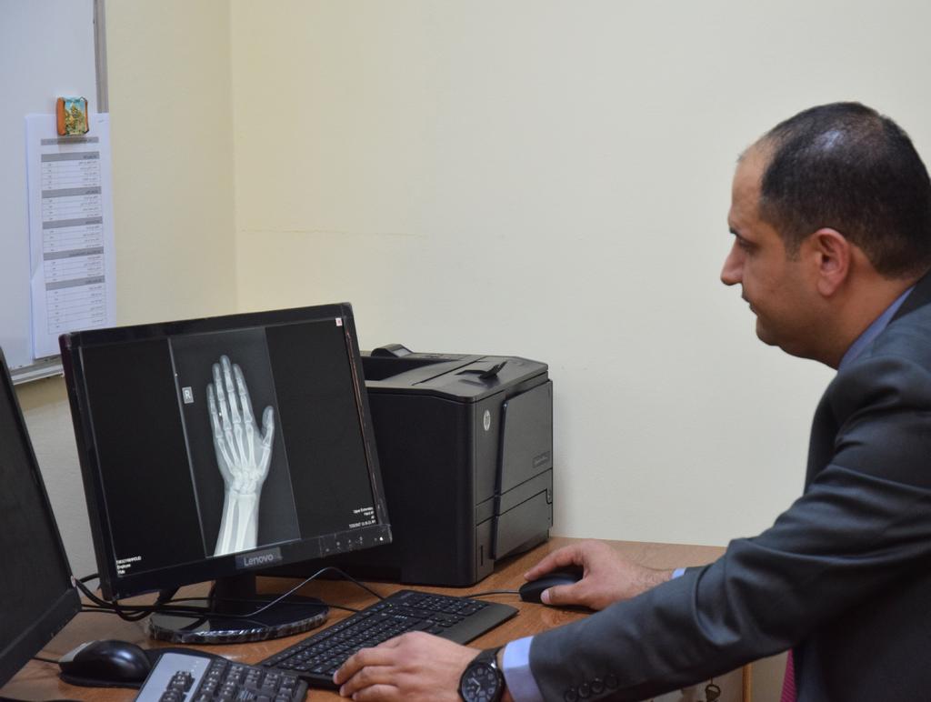 FROM WET PROCESSING TO DR IN AN INSTANT In 2015, the university and Faculty determined to add digital imaging to the wet processing technology being taught and used by the Department of Medical