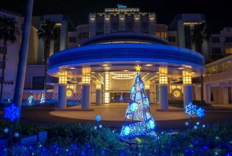 Tokyo Disney Resort Vacation Packages The Enjoy the Disney Christmas at Both Parks for 2 Days / 3 Days plan is available through the online service Tokyo Disney Resort Vacation Packages (Japanese