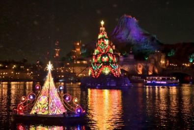 Colors of Christmas: Afterglow Location: Mediterranean Harbor Duration: About 3 minutes Performances: About every 15 minutes after the fireworks spectacular, Brand New Dream, ends The Christmas tree