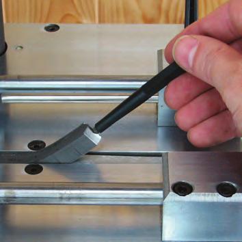 The clamp holds the moulding securely even when moving from one wedge position to another.