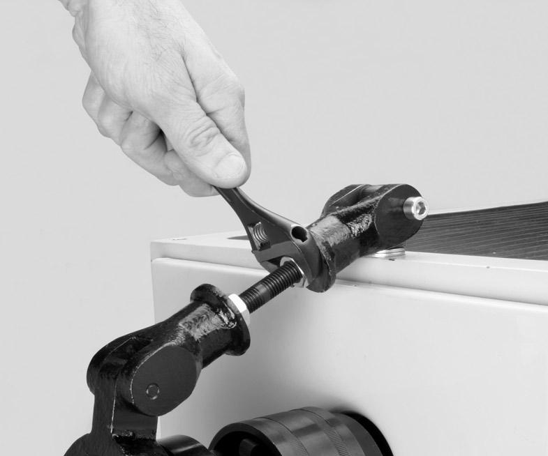 The draw tube threads may be sharp. To avoid cutting your hands, use a clean rag or gloves to rotate the draw tube. Figure 8.