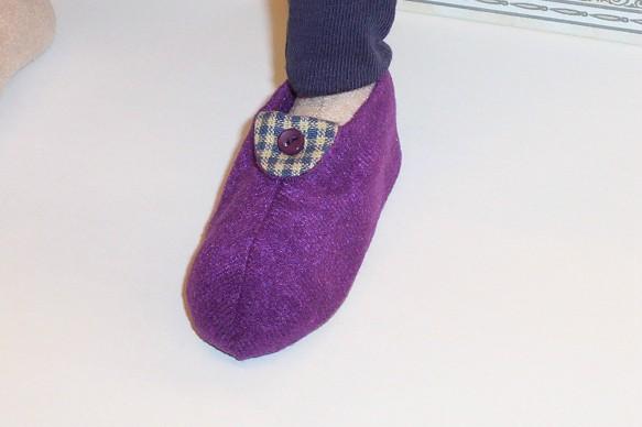 Fold tongue forward and sew to slipper with a small button. Repeat for other slipper. [42] Cut two inner soles from heavy cardboard or mat board. Slip into each slipper to check for fit.