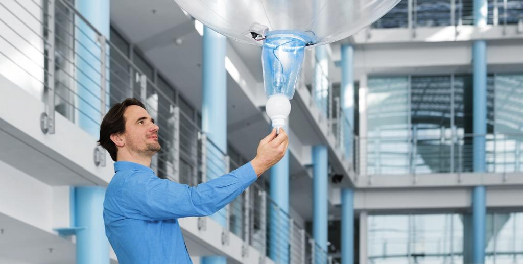 FreeMotionHandling Flying assistant system for handling in the air 01 Both flying and gripping have a long tradition in the Festo Bionic Learning Network.