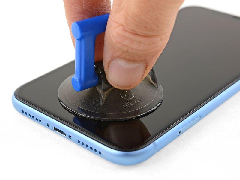 Step 6 If you're using a single suction handle, apply it to the bottom edge of the phone, while avoiding the curved portion of the glass.