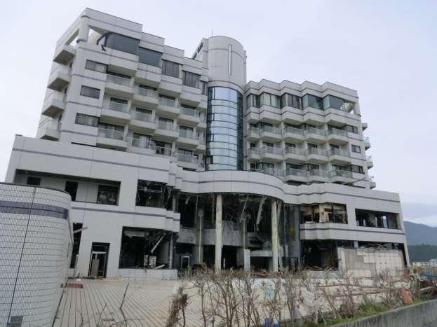Public accommodation does matter Capital Hotel 1000 a 7-story building hotel near the coast in Rikuzentakata was damaged up to the 4 th floor ---