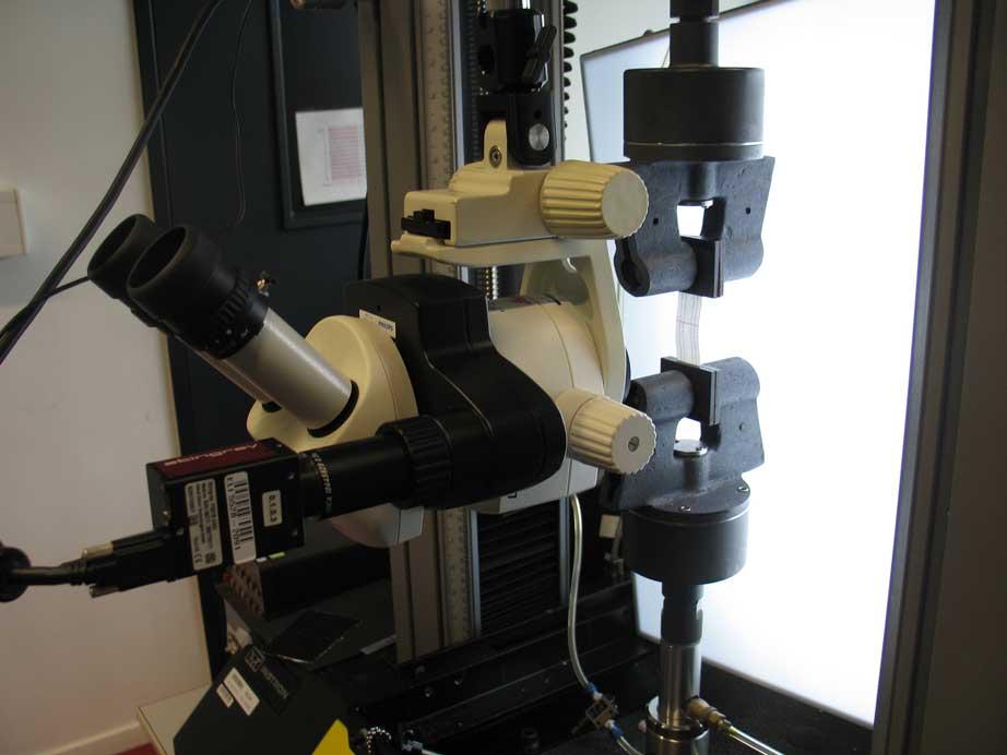 200 can be realized. The microscope is equipped with a Leica DFC320 digital camera to take pictures. Figure 2.