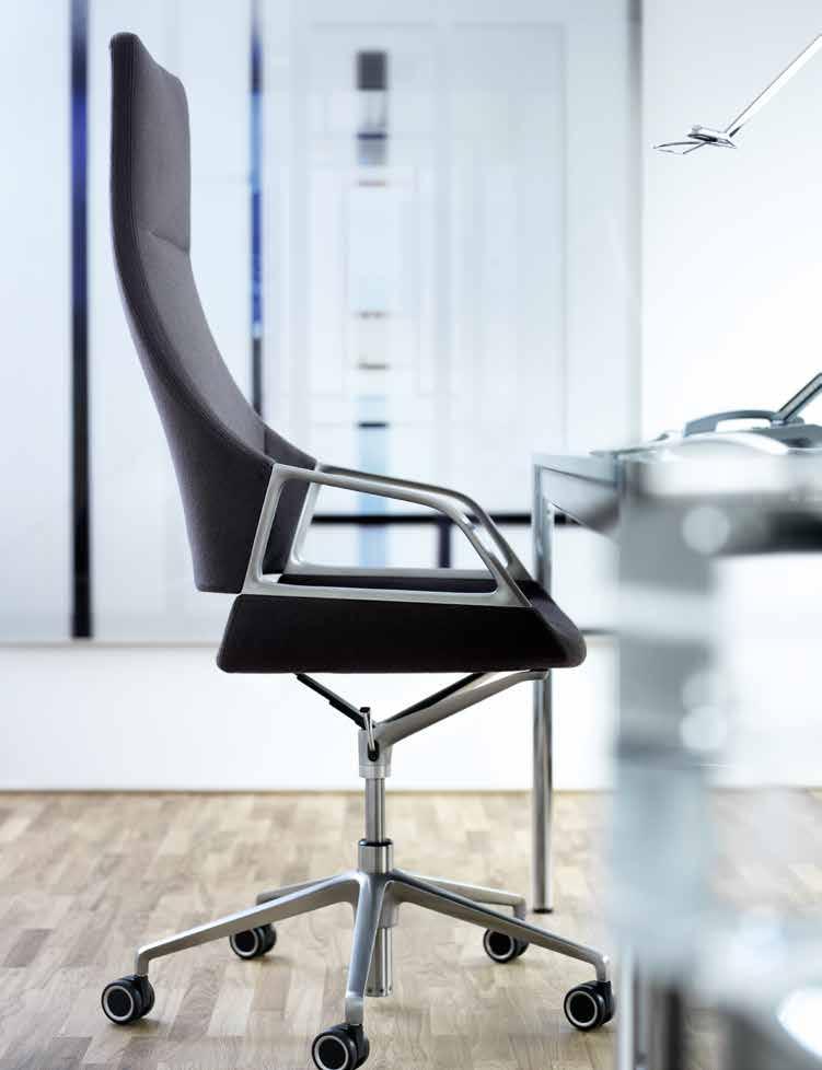 A flexible chair with a touch of prestige: to leave room for the height-adjustable swivel-mounted