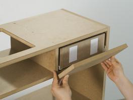 The front and rear sections of the drawers are enclosed within the (slightly longer) drawer side panels; fasten everything together with screws using a cordless screwdriver and screws (3 x 25 mm) to