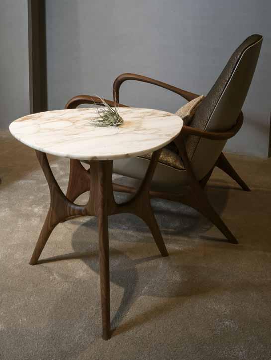 2019-27 Tavolino con base in noce canaletto e piano in marmo Calacatta oro Small