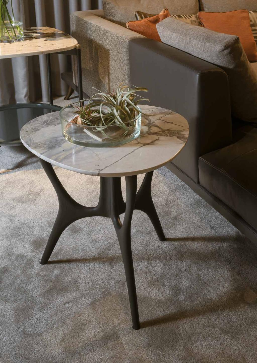 63 26 2019-30 Tavolino rotondo con base in frassino tinto grigio, piano in marmo