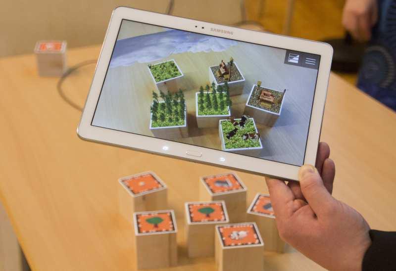 One of the workshops was based on augmented reality technology. With the help of a tablet, couple of wooden cubes and a special applica@on, children could see how greenhouse gases are produced.