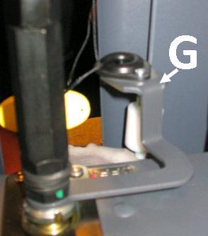 Insert the thin cord into the hook of the support (G), from top to bottom.
