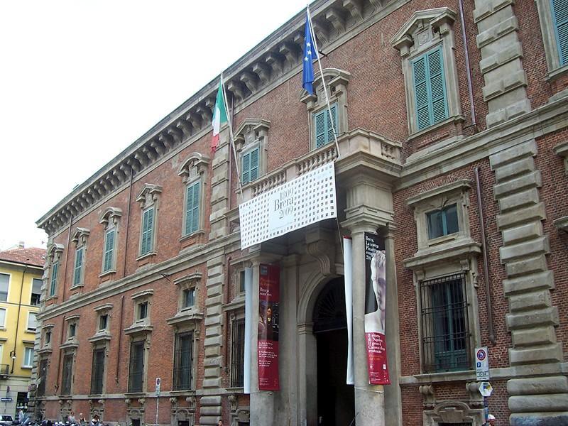 Poldi Pezzoli Museum serves as frame for an impressive collection of Renaissance Italian paintings, but also for a unique collection of decorative arts, namely porcelain, glasses, textiles, clocks,