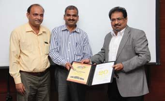 A Elangovan, Chief Architect (B&F IC), receives his award from Mr.