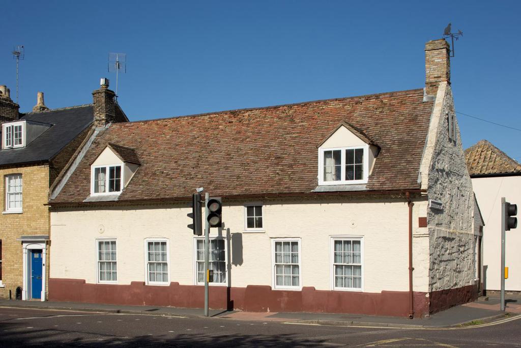 29 LYNN ROAD; THE OLD KING WILLIAM PUB As part of the Early Fabric in Historic Towns: Ely project 29 Lynn Road, also known as 1a Egremont Street, was visited and surveyed by Rebecca Lane,