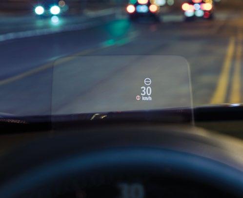 Noul sistem de afișare head-up display proiectează informații esențiale în linia dumneavoastră vizuală, astfel încât să nu aveți nevoie să vă luați privirea de la drum.