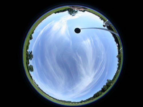 Joonis 2. Statiivil oleva looditud ja poolsfääriobjektiiviga kaameraga tehtud ülesvõte. Pildi servades on näha ka maapinda, kuna objektiivi vaatenurk on üle 180 kraadi.