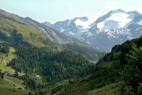 Obergurgl (Austria) 8 th 18 th July 2015 By Bob Shiret The Obergurgl Valley Introduction This trip to Obergurgl at this time of the year was booked because the village is around 2000 metres above sea